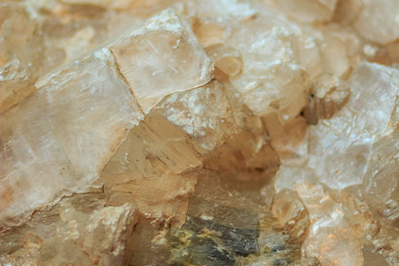 石膏是由二水硫酸钙组成的软硫酸盐矿物.照片