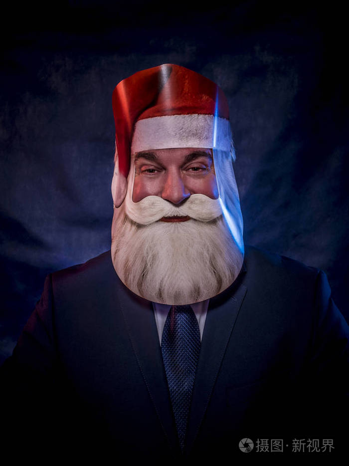 一个穿着深色西装的男人正在扮演圣诞老人的角色他戴着圣诞老人的纸板