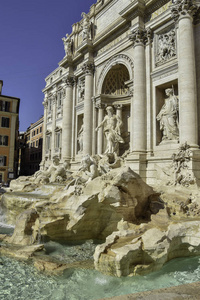 特雷维喷泉是意大利罗马最大和最著名的喷泉之一。