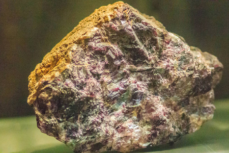 来自采矿和采石行业的萤石岩标本。 萤石又称氟石是氟化钙CaF2的矿物形式。 它属于卤化物矿物。