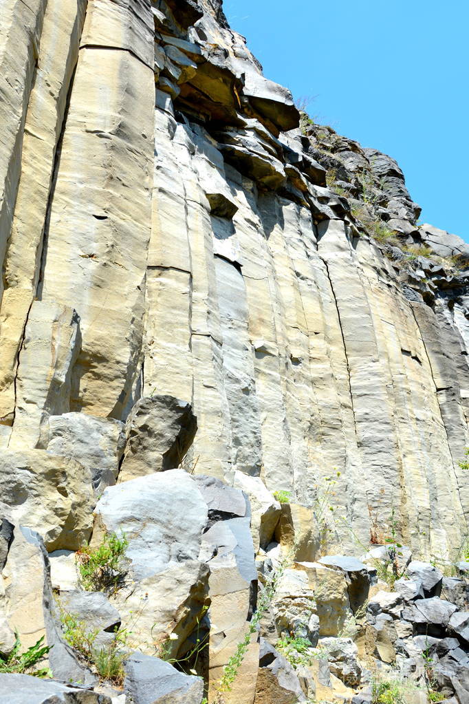 玄武岩岩石是位于罗马尼亚拉科斯的柱状玄武岩形式的火山岩露头.