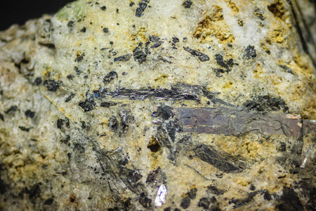 来自采矿和采石行业的高强度针状岩样。 辉长岩是一种硫化物矿物，其配方为sb2s3，是金属锑最重要的来源。