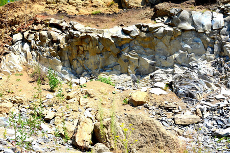 玄武岩岩石是位于罗马尼亚拉科斯的柱状玄武岩形式的火山岩露头。 在一个古老的罗马废弃的职业生涯中。 它是一个国家保护区。