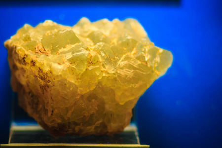 萤石(又称氟石)是氟化钙caf2的矿物形式. 它属于卤化物矿物.照片