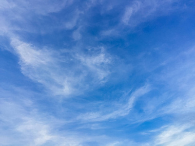 蓝天晨背景中稀疏的云. 蓝天傍晚背景下的蓬松云.