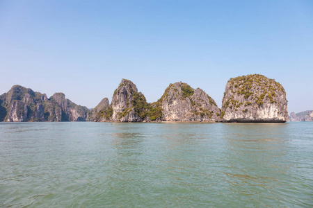 越南北部的哈龙湾。 海湾的特点是数以千计的石灰石Karsts和各种形状和大小的岛。