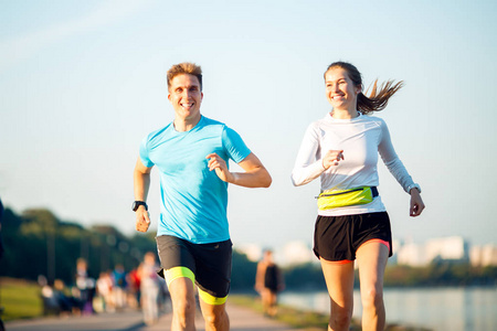 跑步的男女图片