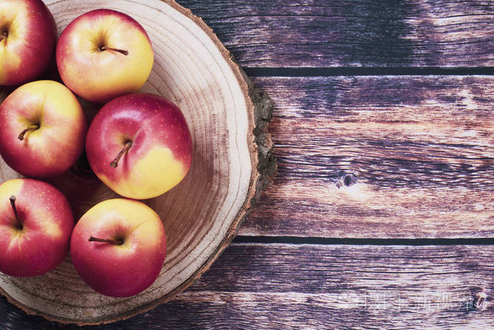 苹果在木头上从上面拍摄复制空间文本在平面图背景上
