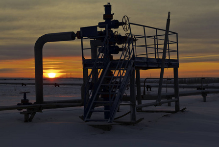 石油天然气工业。 组合井口和阀门电枢气体生产过程背光自然遮阳阳光暗调