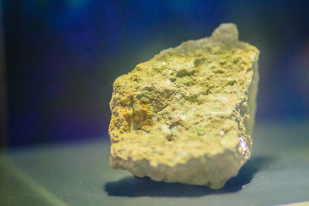 自辉石水合铀酰磷酸钙标本石料来自采矿和采石行业。 铀矿中铀含量为48.27，具有放射性，也用作铀矿。