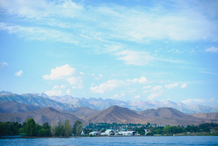 伊塞克库尔湖。 吉尔吉斯斯坦的旅游定居点。 湖上的养老金。 清洁和愈合水。 蓝色的海洋。 在伊塞克库尔海岸为游客提供娱乐