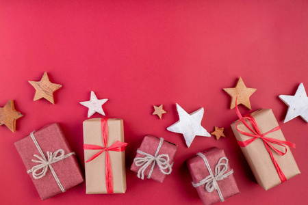 圣诞作文圣诞节红色装饰, 星星和礼品盒在红色背景。平面布局, 顶部视图, 文本的空间