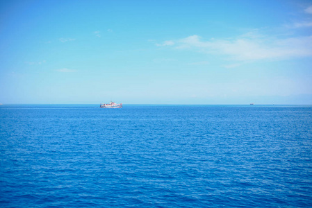 蓝色湖泊上的游艇. 水运. 有汽油发动机的船. 海上运送人员.