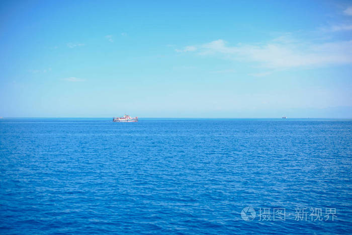 蓝色湖泊上的游艇. 水运. 有汽油发动机的船. 海上运送人员.