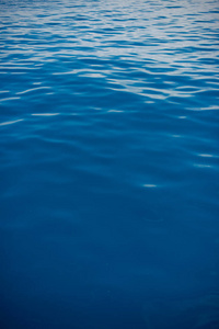 绿松石的蓝色湖泊蓝色海洋的纹理. 蓝色湖泊的纹理. 水面.