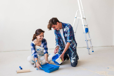 修复, 颜色, 翻新和人的概念一对夫妇去油漆墙, 他们混合的颜色