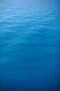 蓝色湖泊的纹理. 水面. 伊塞克库尔湖. 纯净的海水. 干净的湖面照片