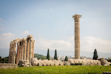 科林斯秩序装饰柱的奥林匹亚宙斯神庙在雅典希腊。