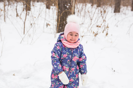 童年, 自然和冬天概念有趣的笑幼儿女孩在一个美丽的雪公园运行
