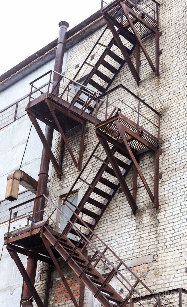 废弃的旧苏联工业实验室里完全生锈的铁楼梯.