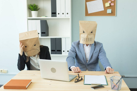 商业, 情感和人的概念工作场所的两个愤怒和疲惫的工人。人们穿着他们的头与图片的情感包