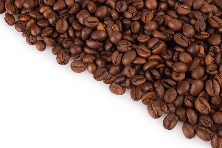 咖啡豆分离在白色背景上