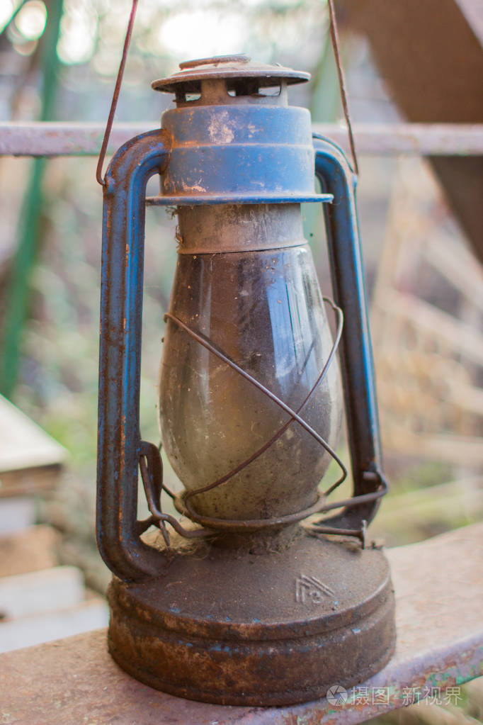 生锈的老式灯笼. 乡村主题. 古董室内. 电的替代品. 旧时代的光源.