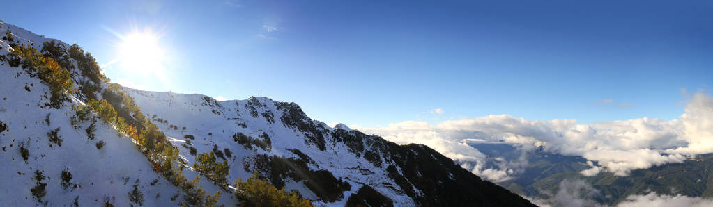 高加索山脉的山峰在克拉斯纳亚多亚纳村罗萨科托冬季运动胜地索契克拉斯诺达尔克拉伊俄罗斯