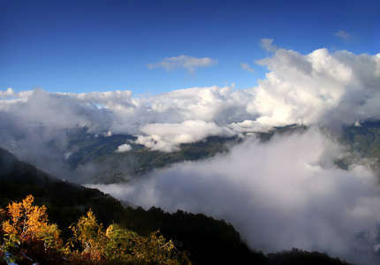 高加索山脉的山峰在克拉斯纳亚多亚纳村罗萨科托冬季运动胜地索契克拉斯诺达尔克拉伊俄罗斯