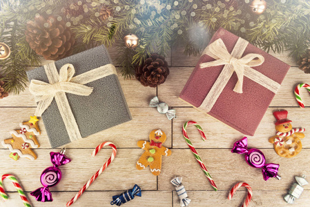 礼品盒和装饰在圣诞树下白色木板的背景正上方。