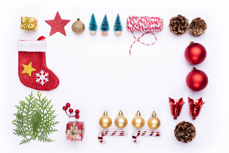 圣诞节背景概念。圣诞礼品盒红色袜子的顶部视图与云杉枝，松果，红色浆果和铃铛在白色背景。