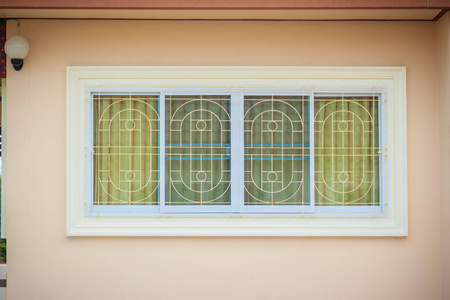 窗户用锻铁防止盗窃。 新建造的房子有窗户防盗条，可以通过窗户玻璃看到装饰的窗帘。
