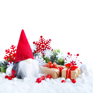 圣诞作文，雪地上有侏儒礼物和节日装饰品。 圣诞节或新年卡。
