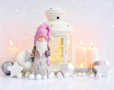 带有灯笼蜡烛和节日装饰品的圣诞作文。 圣诞节或新年贺卡。