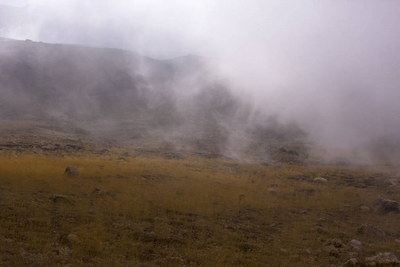 布雷尔附近黎巴嫩的山脉和薄雾。 黎巴嫩的风景。