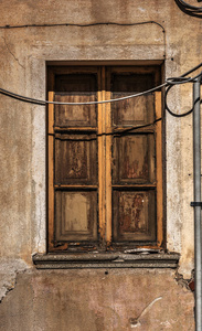 意大利撒丁岛的古木窗百叶窗