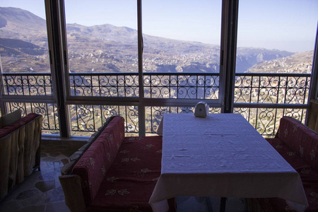 在黎巴嫩山区的咖啡馆，俯瞰巴查尔地区的卡迪山谷。 黎巴嫩