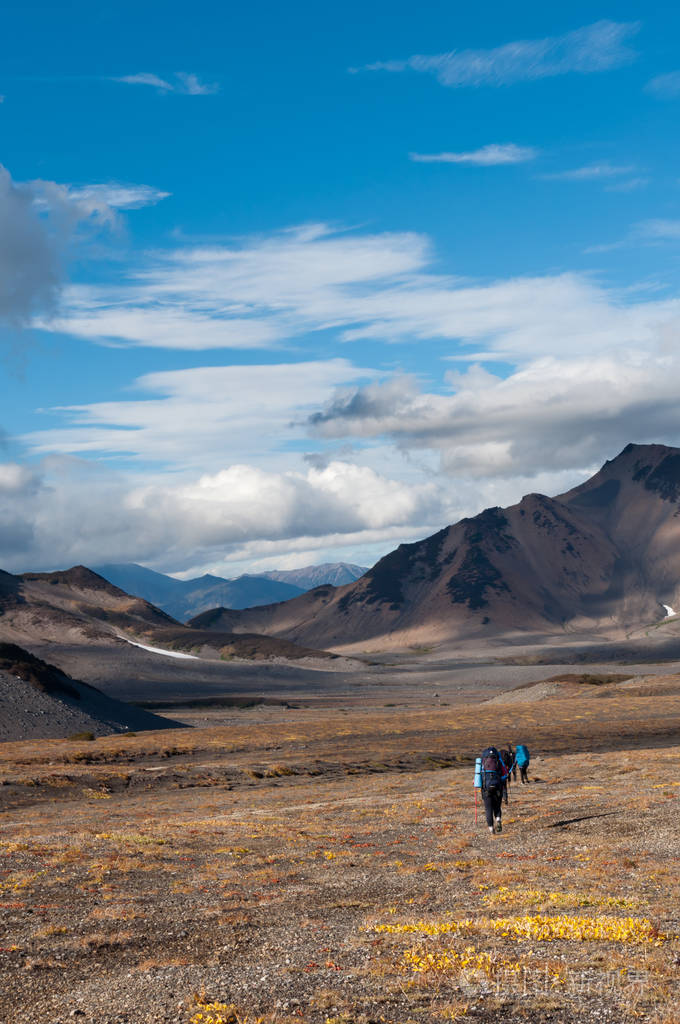 一群游客在纳莱切瓦山谷旅行背着沉重的背包纳莱切沃自然公园