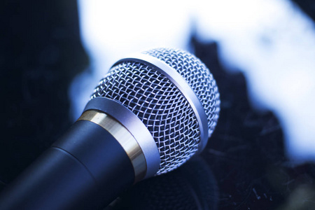 演讲迈克歌手音乐会舞台手拿麦克风唱歌和演讲或配音.照片