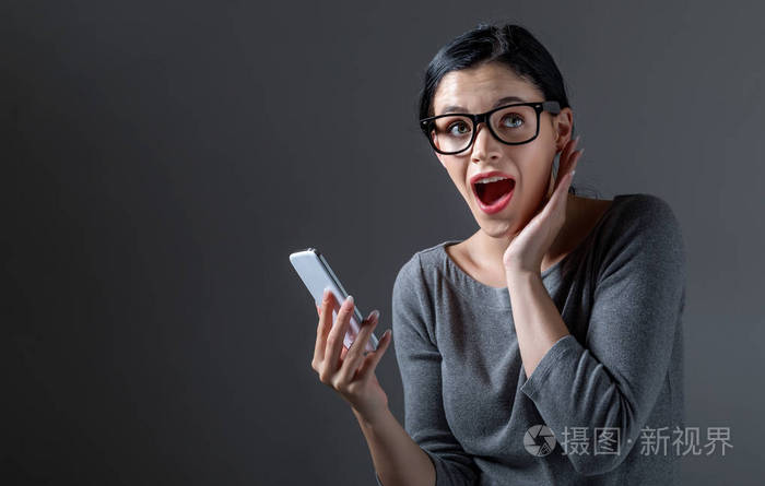 年轻女子盯着她的手机