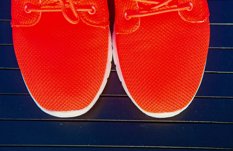 运动鞋运动鞋运动鞋明亮的橙色。 露天运动。 橙色运动运动鞋现代风格。 健身和健康