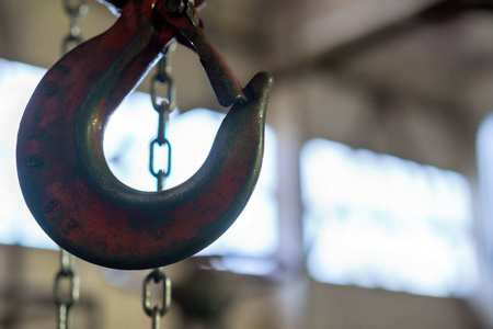 红色两侧一台红色起重机挂在房间的链条上,用于起吊和将重物移动到