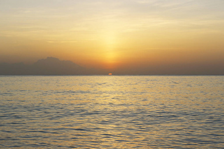 黄橙色日落和蓝色海洋