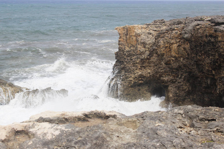 飓风过后海浪撞击岩石
