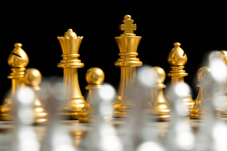 金棋团队面对黑色背景下的银队公司战略商业竞争的概念和遇到的问题