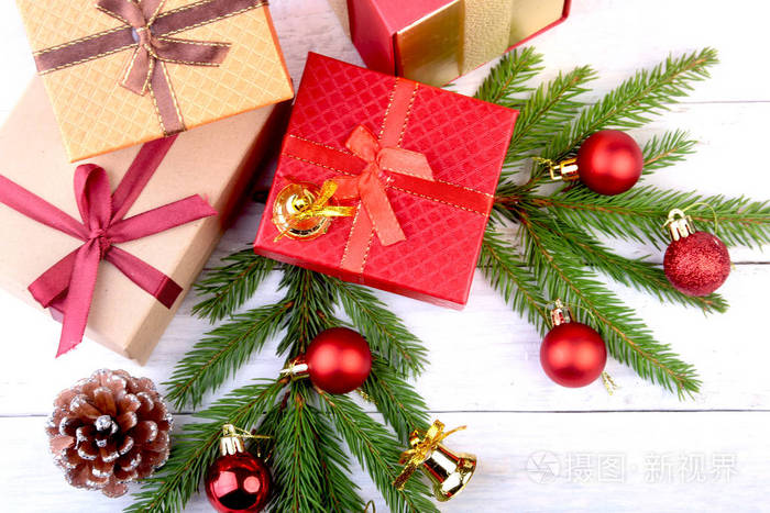 节日快乐。新年或圣诞节的装饰与礼品盒, 蜡烛和球。贺卡。顶视图