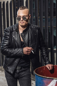 墨镜烟大金链子图片