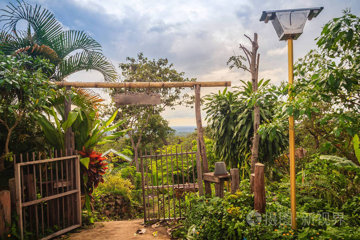 泰国农村庭院的木制和竹制大门.