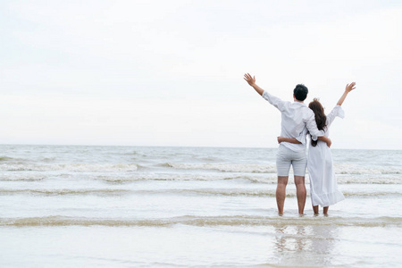 快乐的一对夫妇夏天去热带沙滩度蜜月旅行。