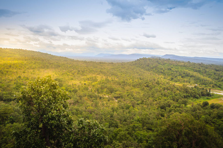 和平的风景，绿色的森林和日出或日落山上的帕克塞香茶老挝。 从泰国崇明边境附近的瓦特西林顶角战争圣地普拉奥乌本拉查塔尼射击动物园
